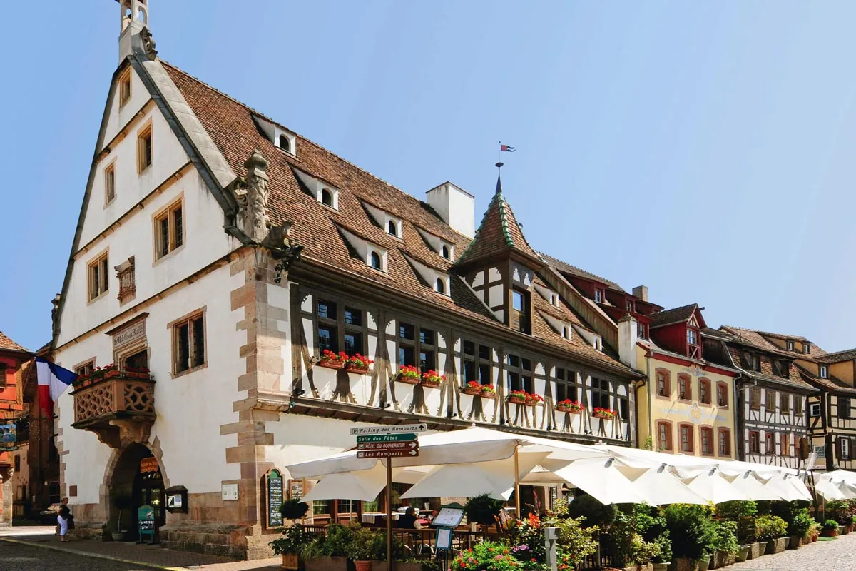 La Halle aux Blés, sa façade de 1553 et sa terrasse sur la place du Marché