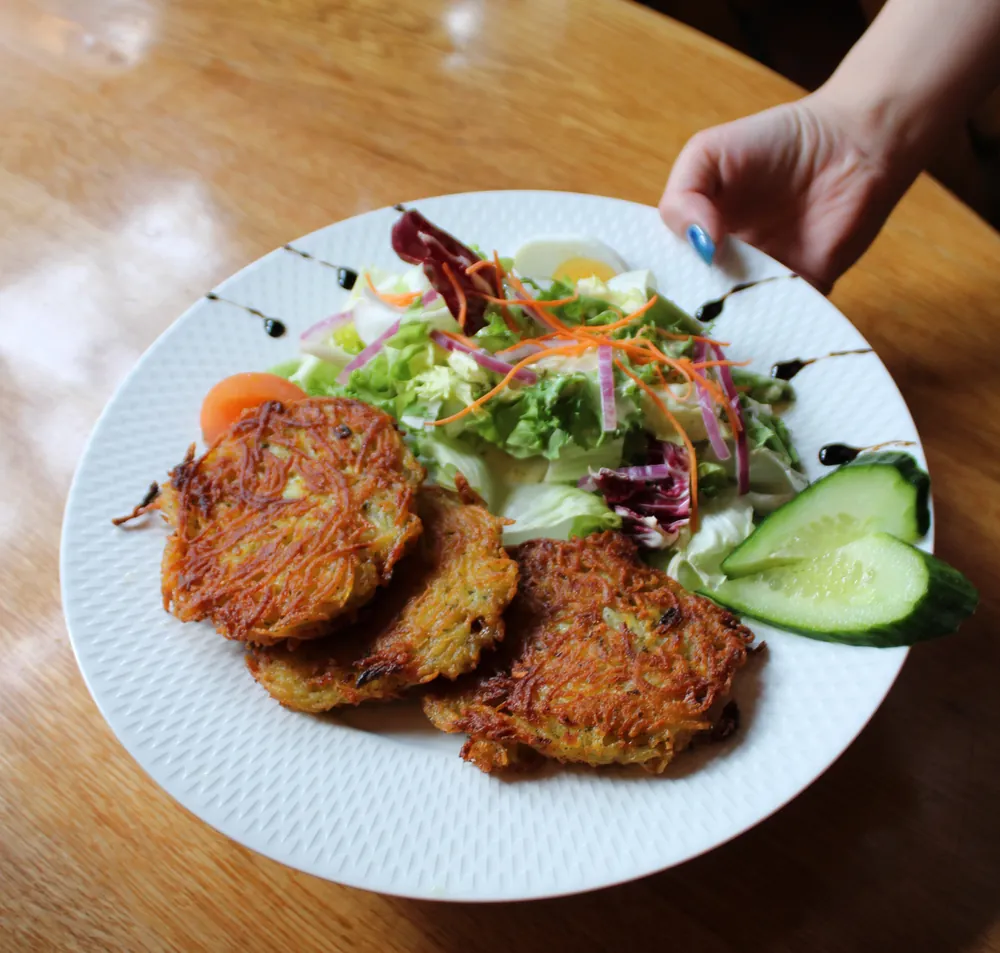 Galettes de pommes de terre et salade